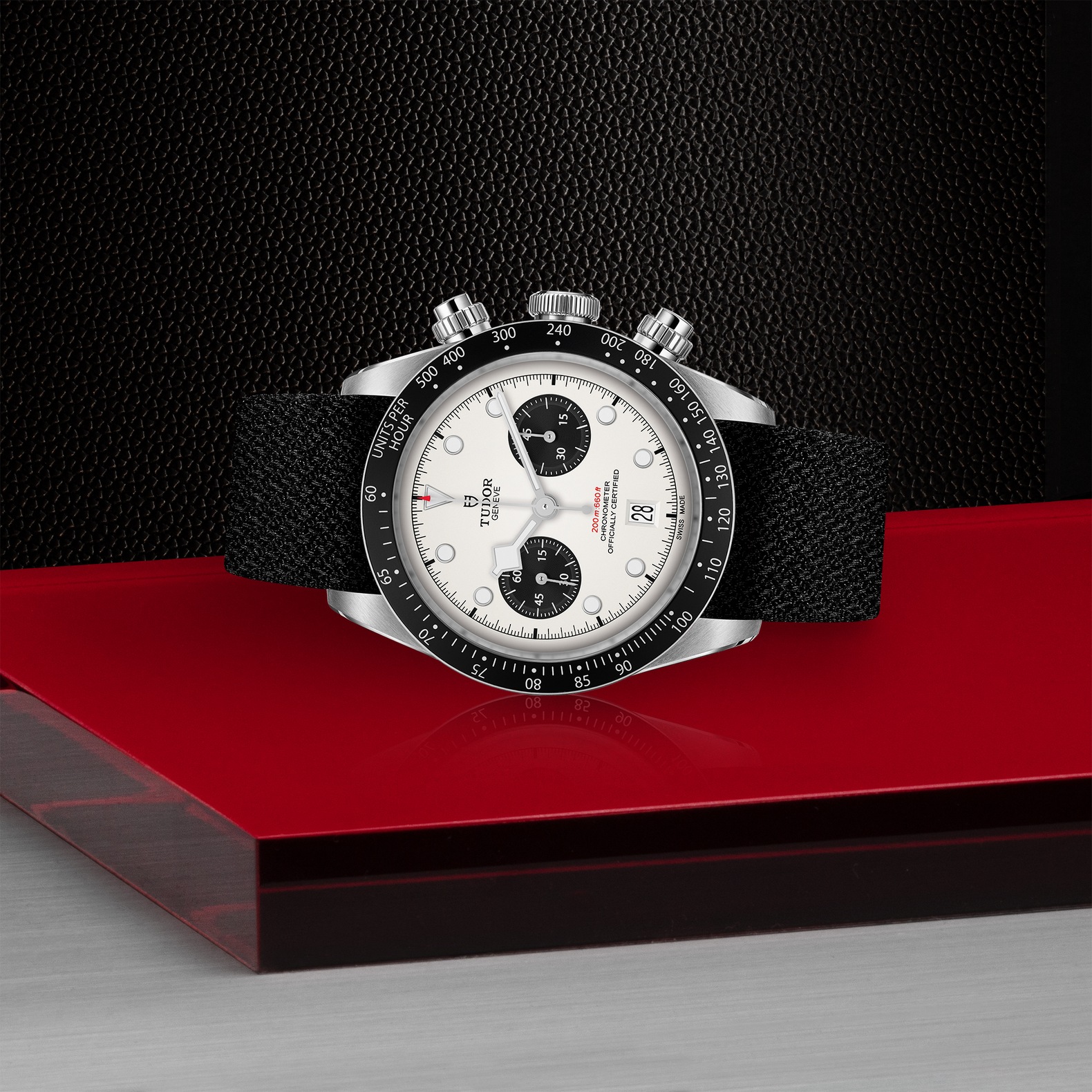 TUDOR Black Bay Chrono Boîtier en acier 41 mm Cadran Opalin avec des compteurs noirs Bracelet en tissu noir – Image 3