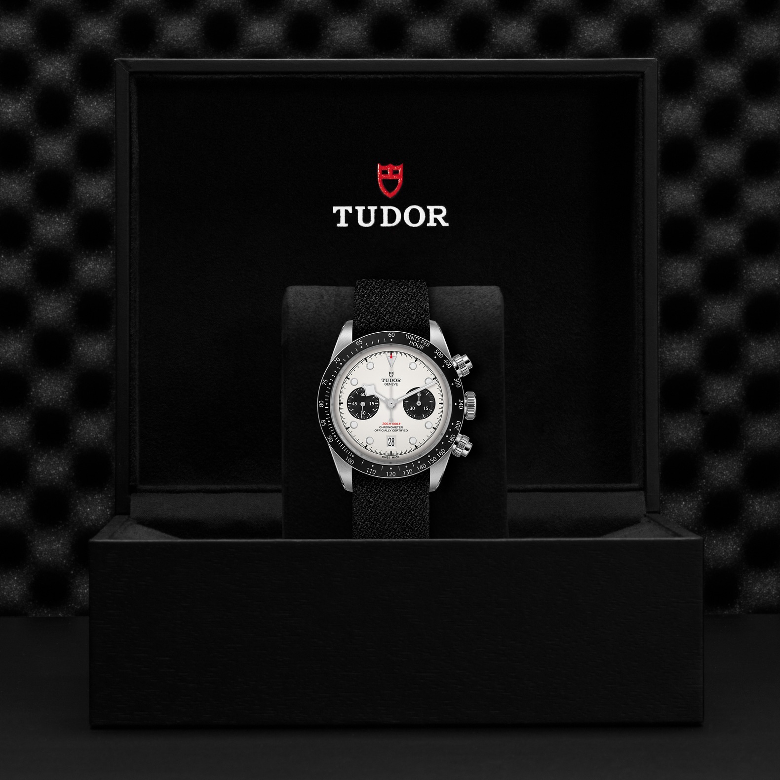 TUDOR Black Bay Chrono Boîtier en acier 41 mm Cadran Opalin avec des compteurs noirs Bracelet en tissu noir – Image 2