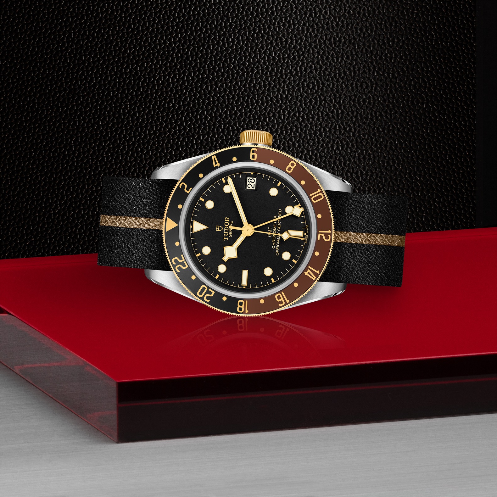 TUDOR Black Bay GMT S&G Boîtier en acier 41 mm Cadran Noir Bracelet en tissu noir avec bande beige – Image 3