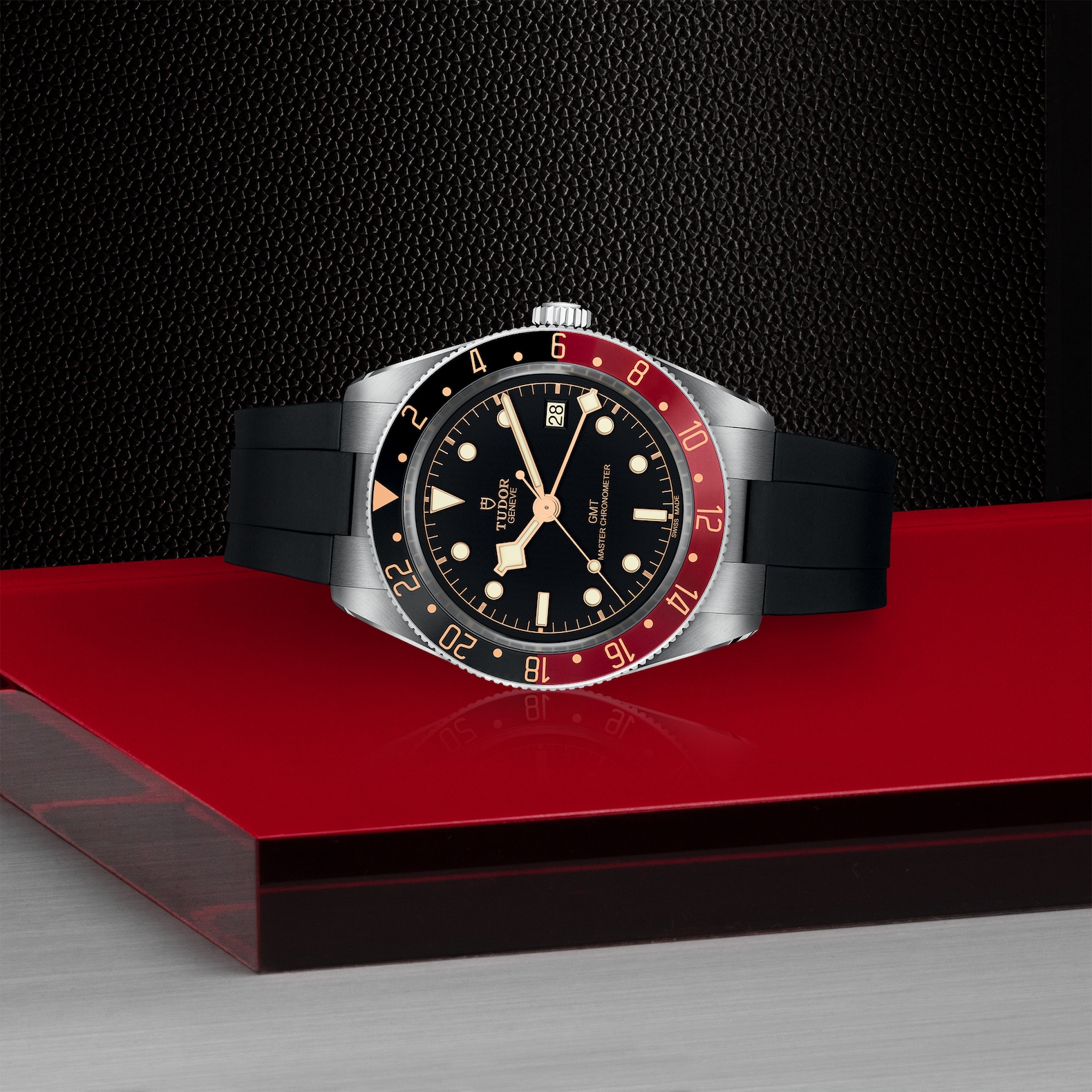 TUDOR Black Bay 58 GMT Boîtier en acier 39 mm Bracelet en caoutchouc Cadran Noir Lunette noir et bordeaux – Image 4