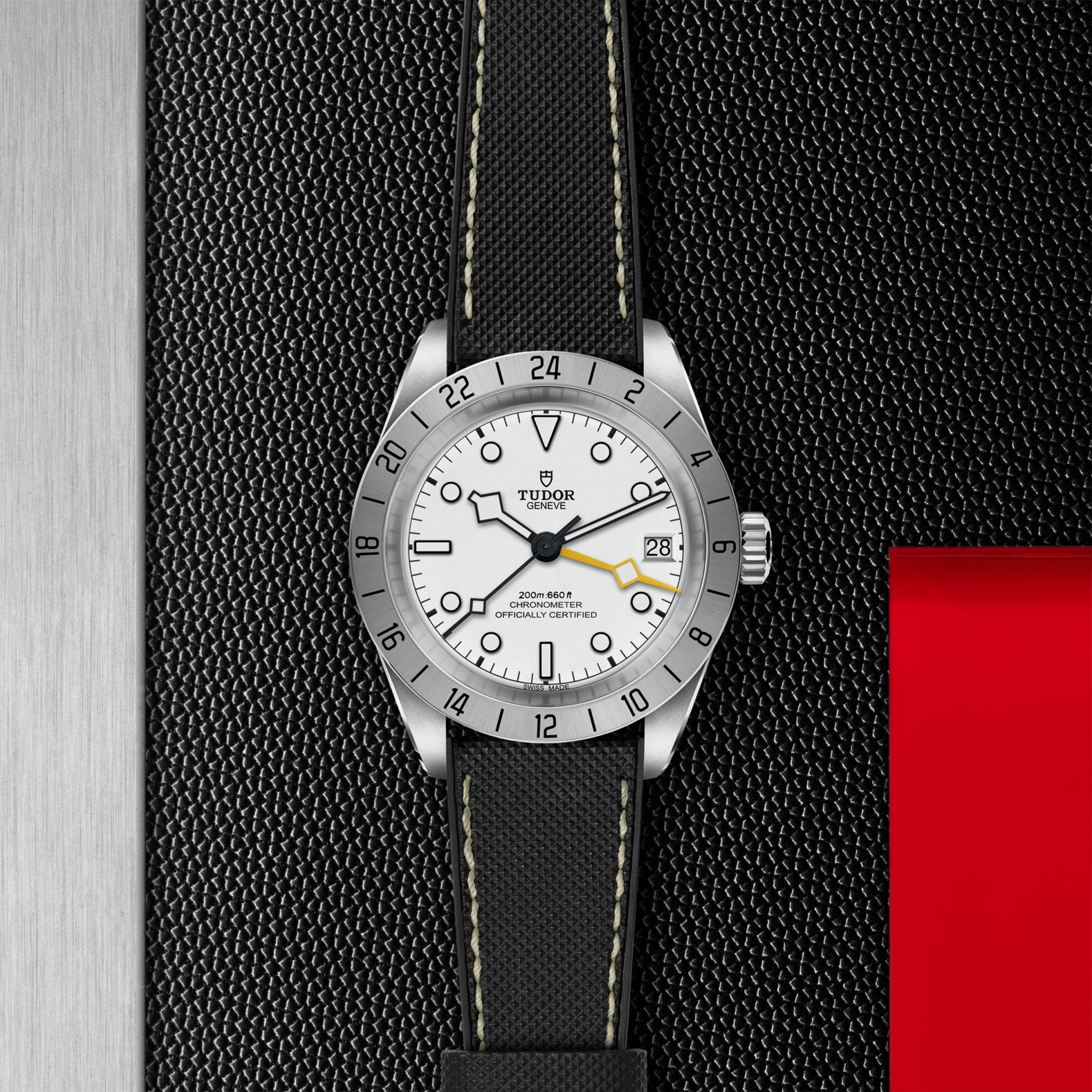 TUDOR Black Bay Pro Boîtier en acier 39 mm Cadran Opalin Bracelet hybride caoutchouc et cuir – Image 4